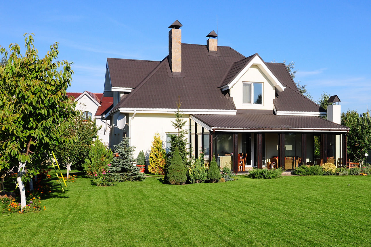 Klassisches Einfamilienhaus mit großflächigem Rasen
