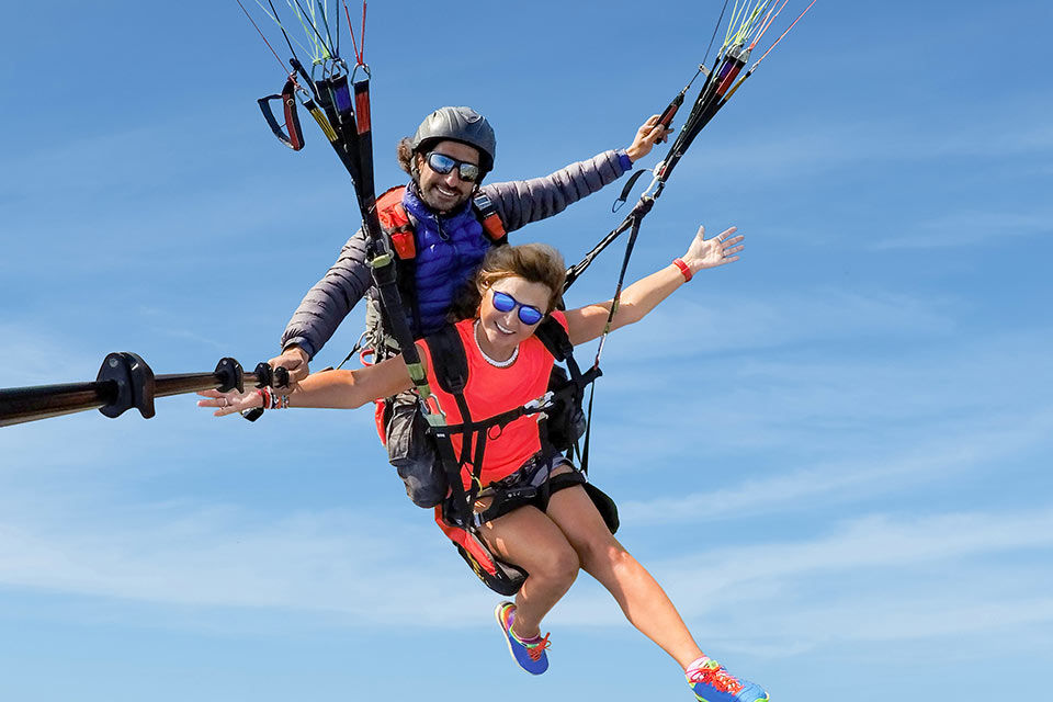 Eine Frau und ein Mann bei einem Tandem-Fallschirmsprung