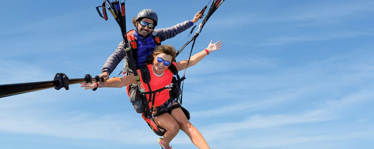 Eine Frau und ein Mann bei einem Tandem-Fallschirmsprung