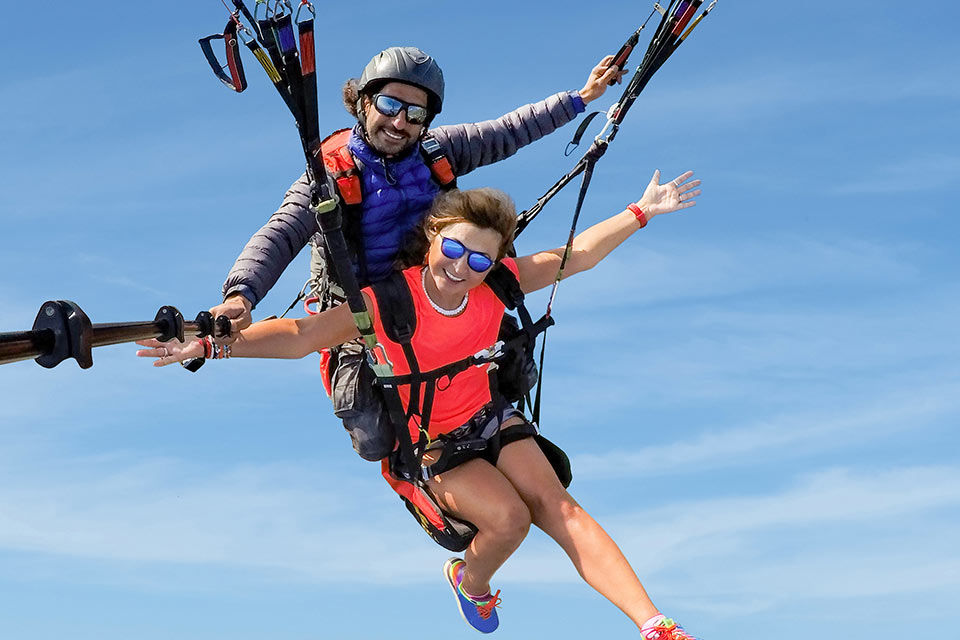 Eine Frau und ein Mann bei einem Tandem-Fallschirmsprung