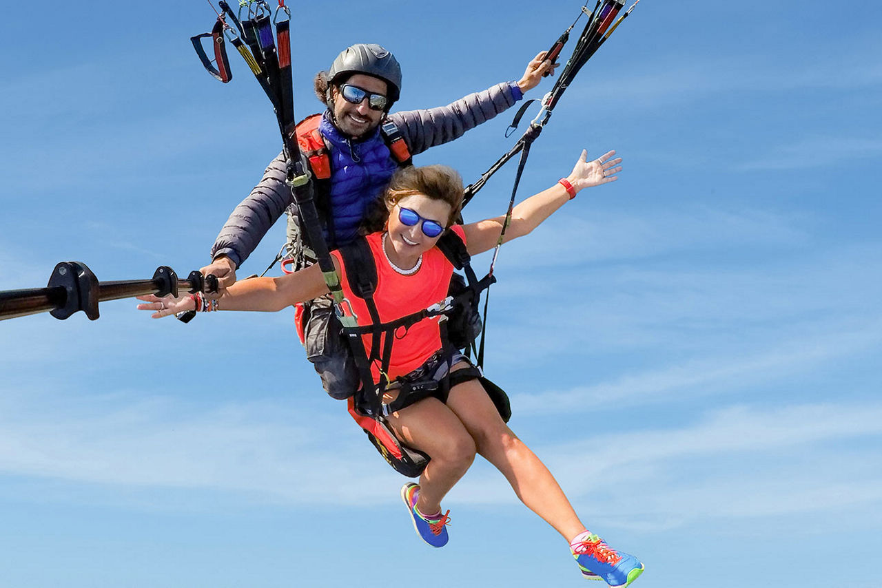 Eine Frau und ein Mann bei einem Tandem-Fallschirmsprung