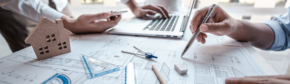 Projektplaner arbeiten mit Stift, Laptop und Messinstrumenten am Projekt