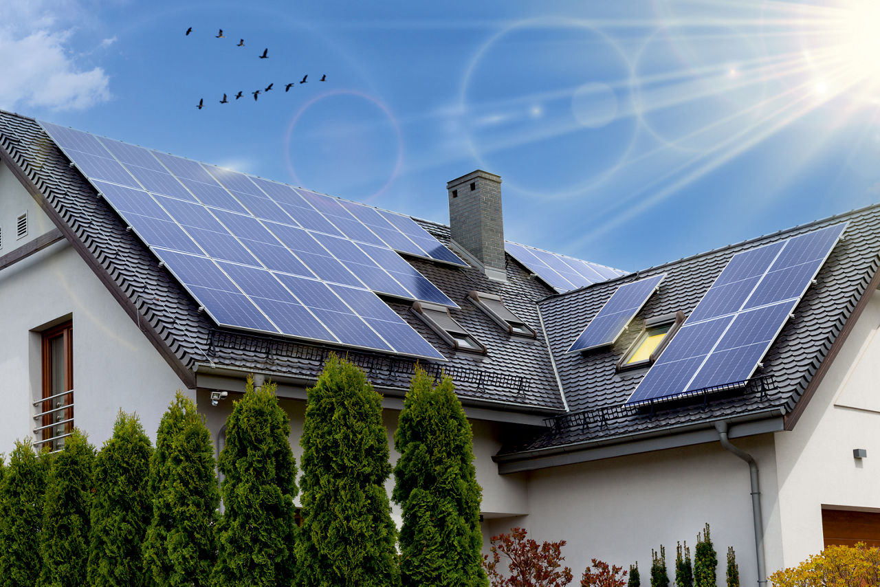Ein Haus mit Solarmodulen
