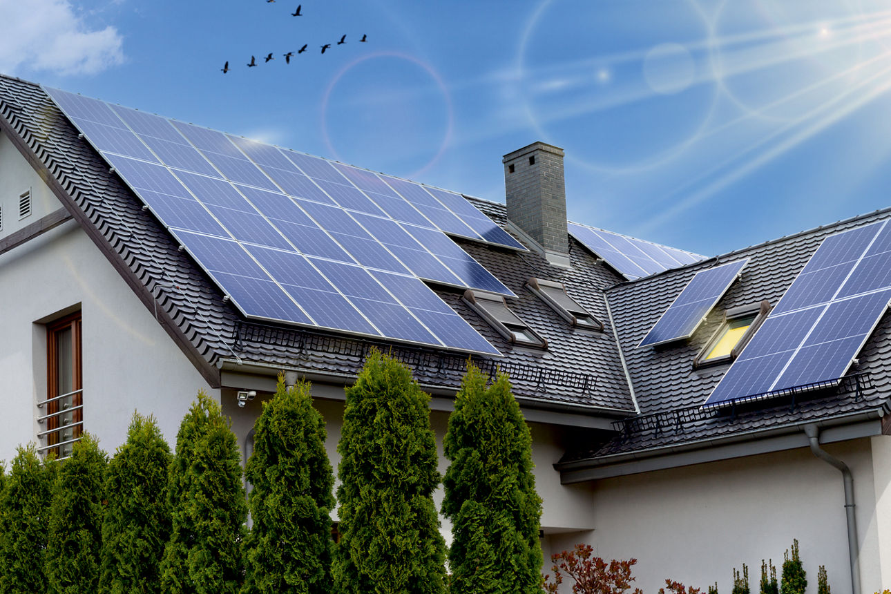 Ein Haus mit Solarmodulen