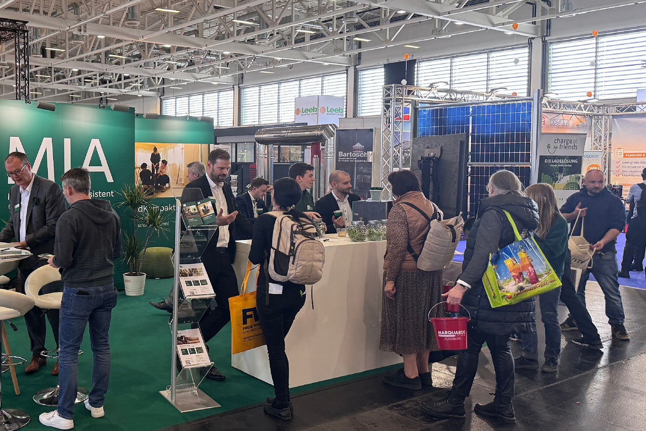Der Messestand auf den Immobilientagen 2025. Großer Andrang an der Infotheke, viele Besucher informierten sich über das Baufinanzierungs-Angebot.