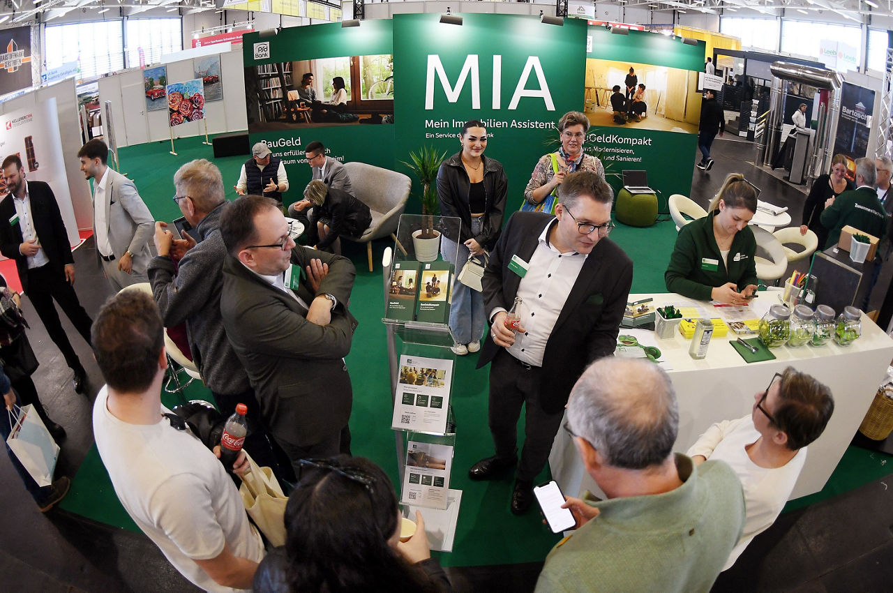 Reges Treiben am Messestand auf den Immobilientagen 2025. Viele Interessierte informieren sich bei den Beratern