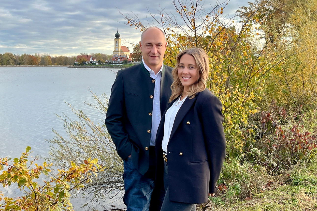 Immobilienmakler vor einem See