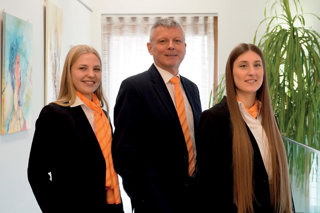 Zwei Herren und zwei Damen in den Bankräumlichkeite.
