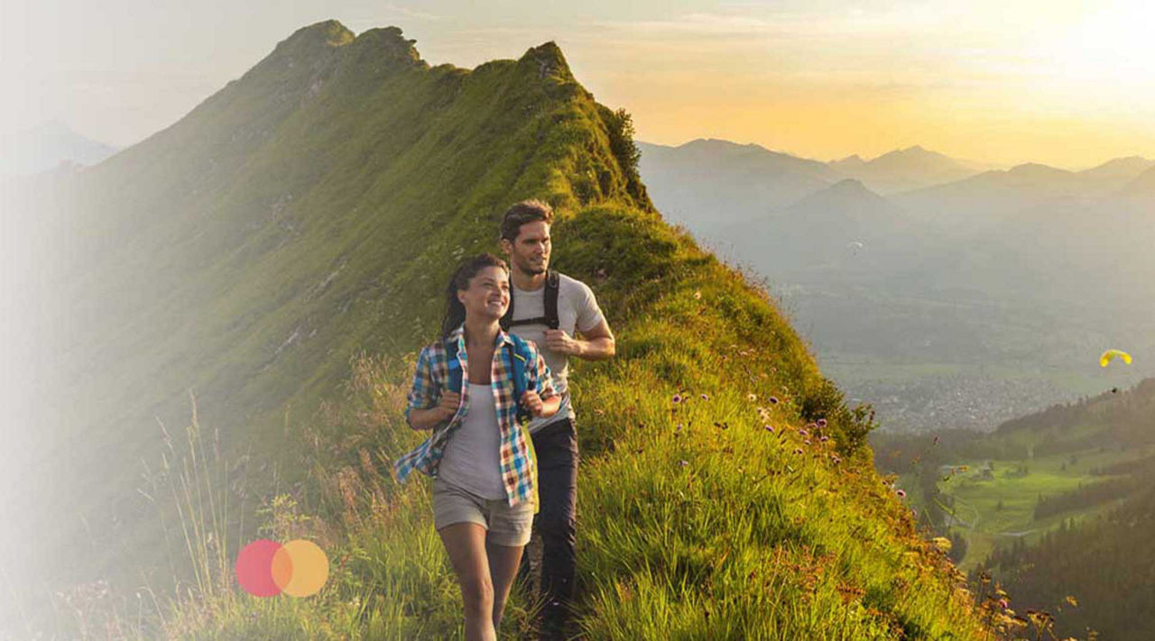 Mastercard® Identity Check™ - Paar wandert auf einem Berg