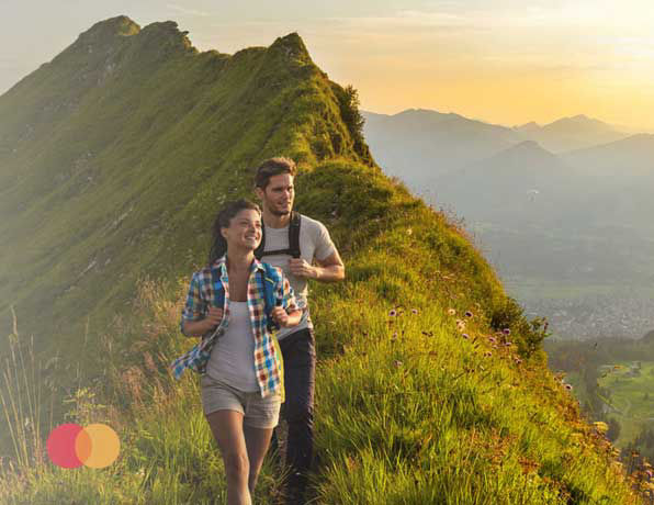 Mastercard® Identity Check™ - Paar wandert auf einem Berg