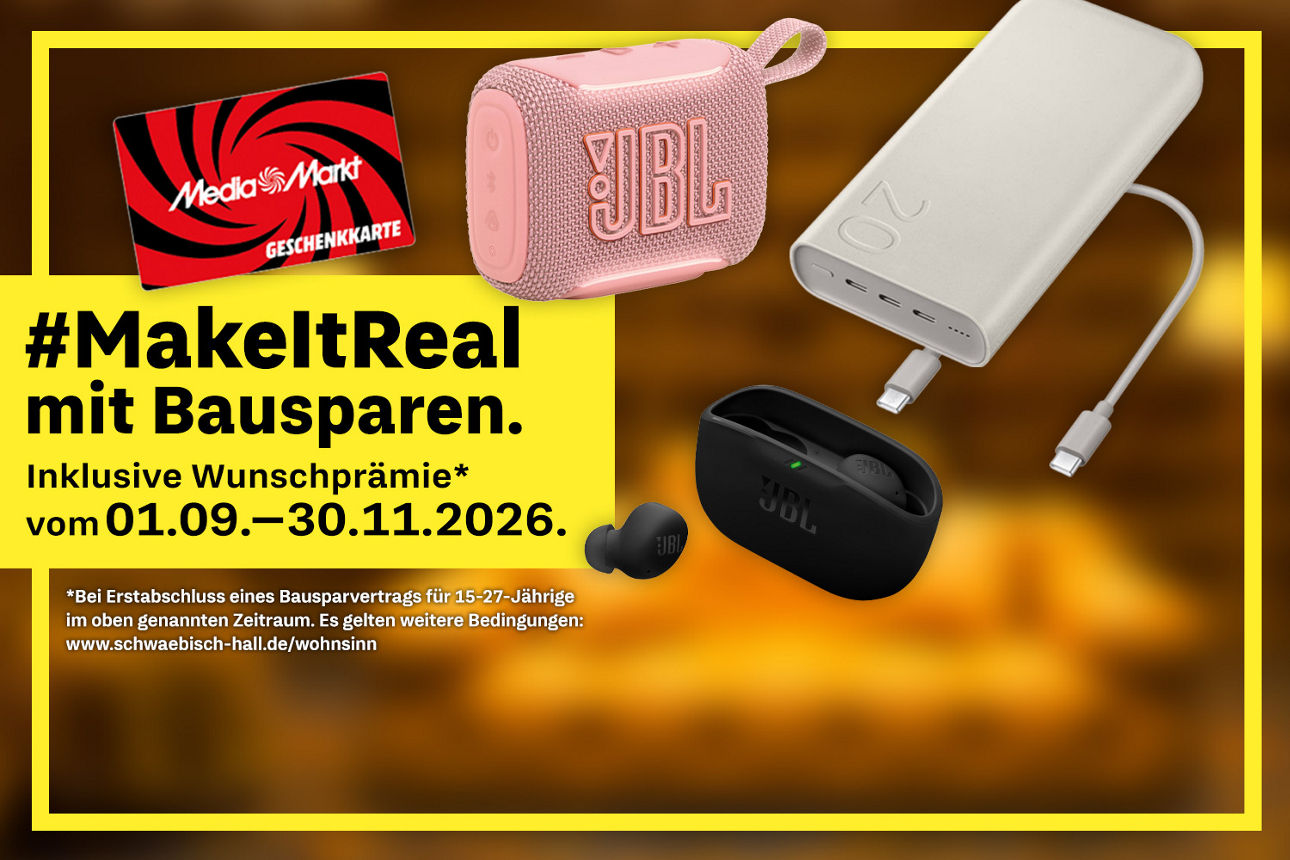 Ein junger Mann sitzt im gelben Plüschoverall auf einem gelben Sofa in einem Zimmer mit gelben Wohnaccessoires.
