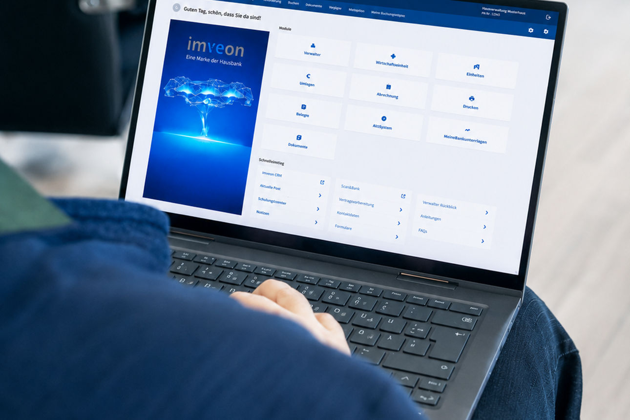 Ein Benutzer arbeitet in der neuen imveon ERP-Benutzeroberfläche