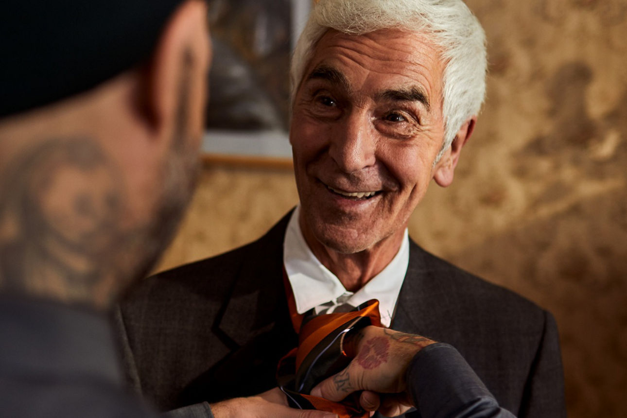 Vater und Sohn im Gespräch.