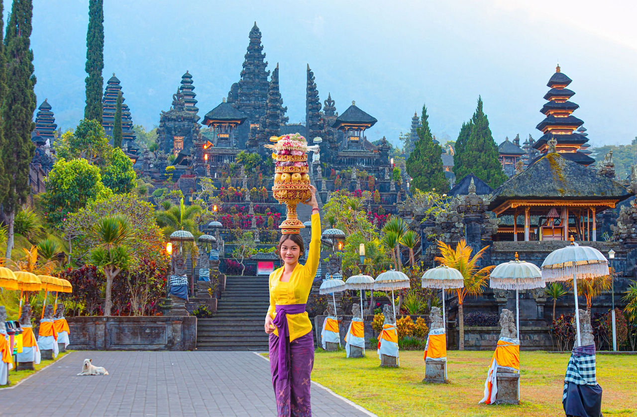 Foto einer indonesischen Frau mit einem Tempel im Hintergrund