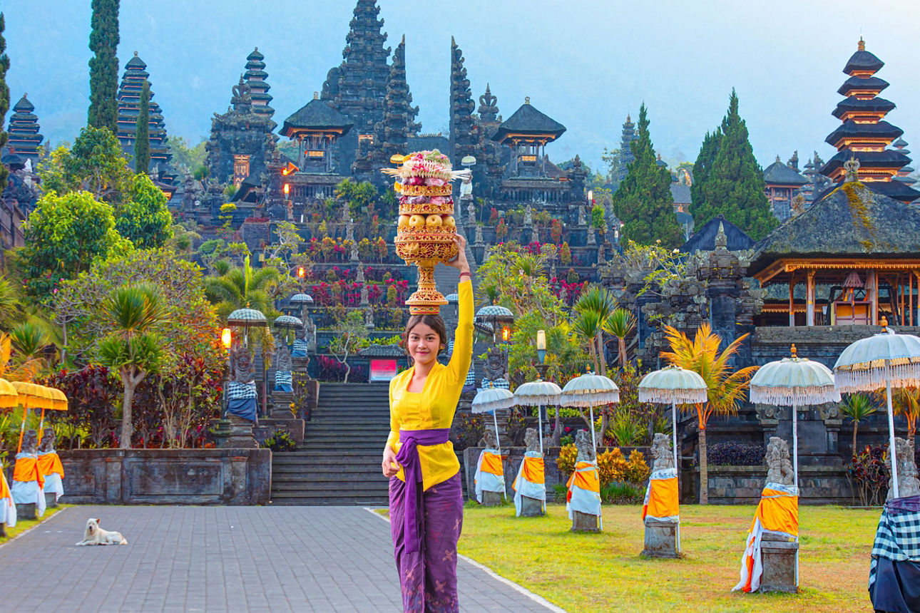 Foto einer indonesischen Frau mit einem Tempel im Hintergrund