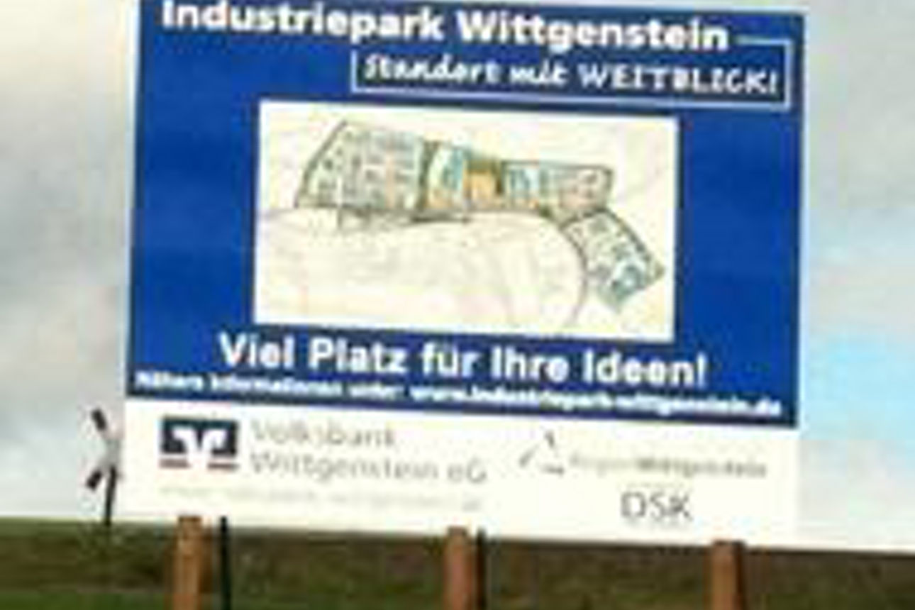 Eine Plakatwand mit dem Plan für ein Gewerbegebiet