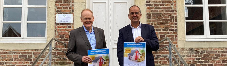 Zwei Männer halten den Flyer in der Hand