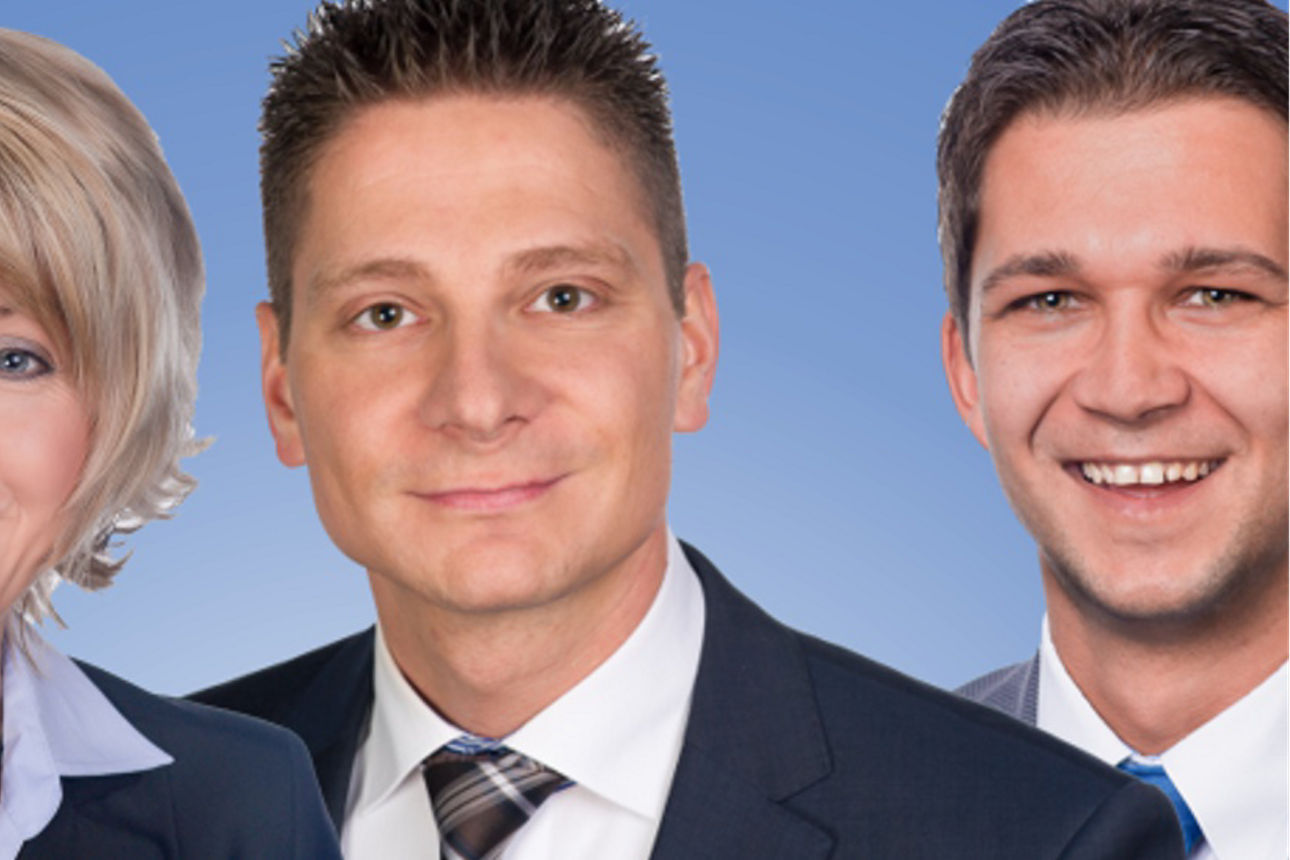 Vier lächelnde Bankangestellte