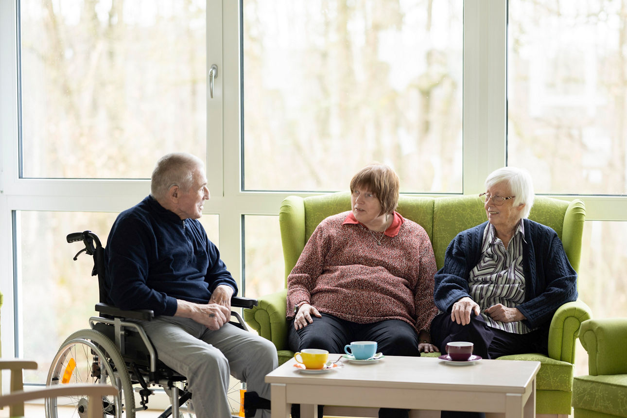 Eine Familie im Wohnheim für Senioren mit ihrer Tochter.jpeg