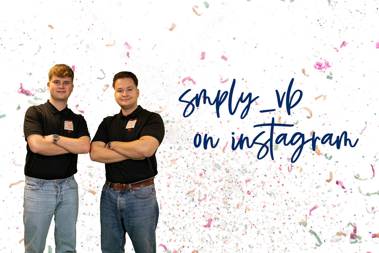 Zwei Mitarbeiter feiern eine Beförderung