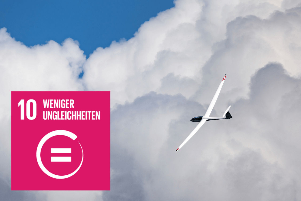 Segelflugzeug über den Wolken