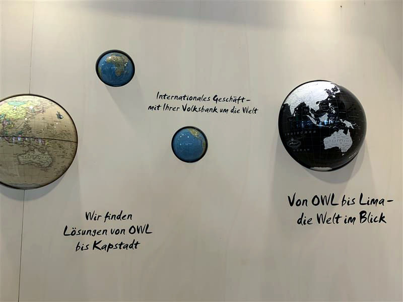 Vier Weltkugeln, die das Internationale Geschäft der Volksbank verdeutlichen.