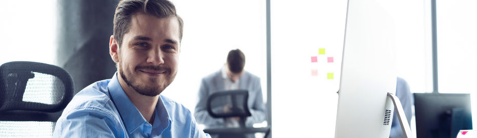 Mann im Büro lächelt