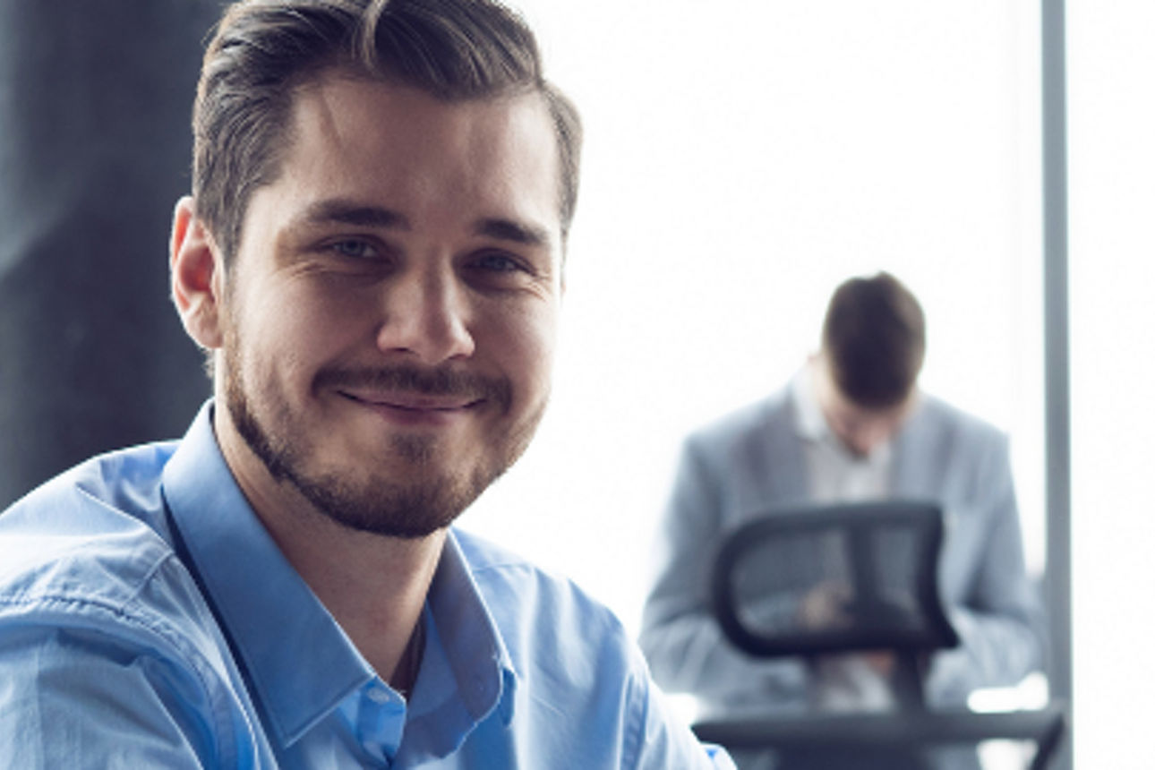 Mann im Büro lächelt