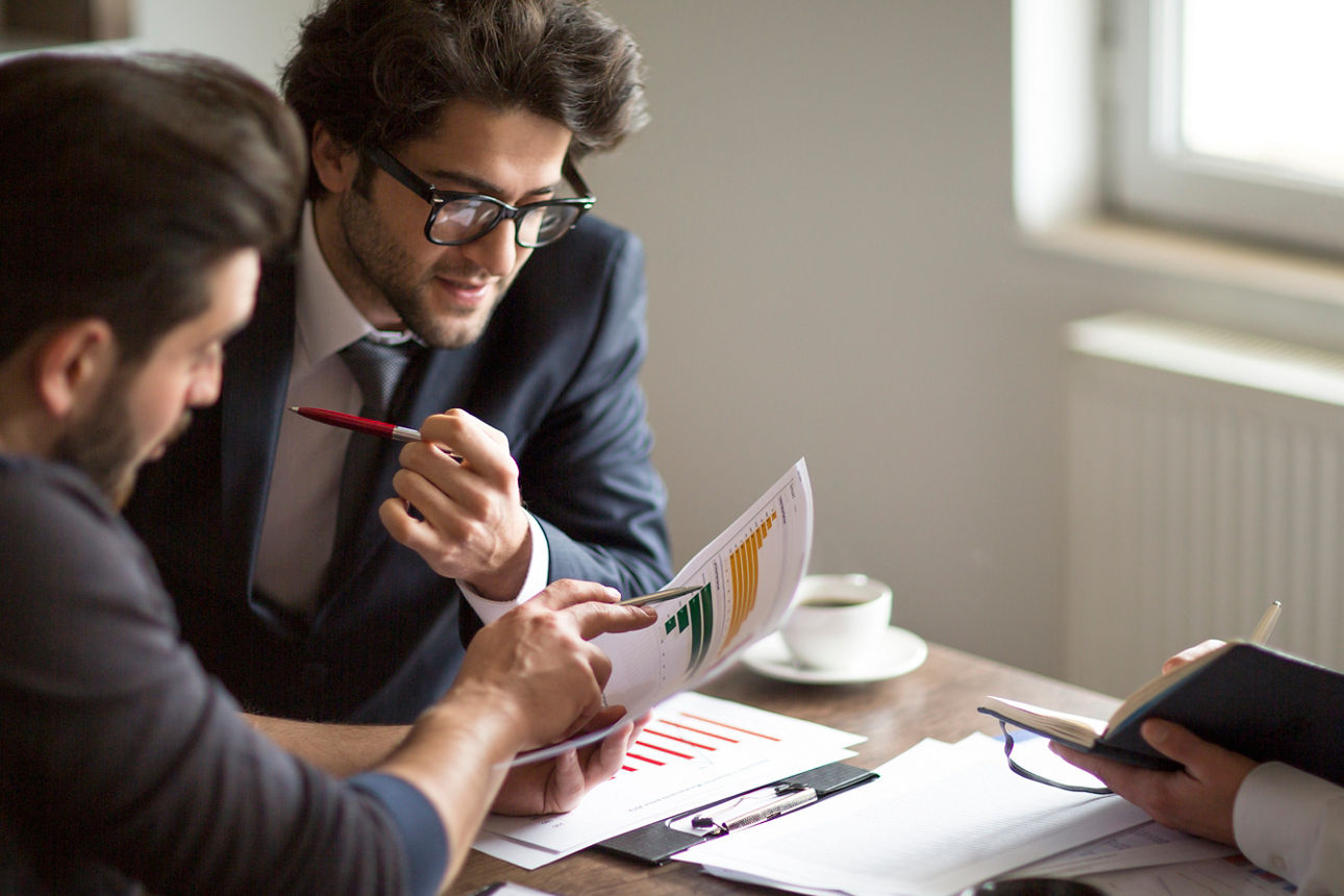 Business Analysten unterhalten sich darüber wie sie investieren wollen und denken über einen Kredit nach