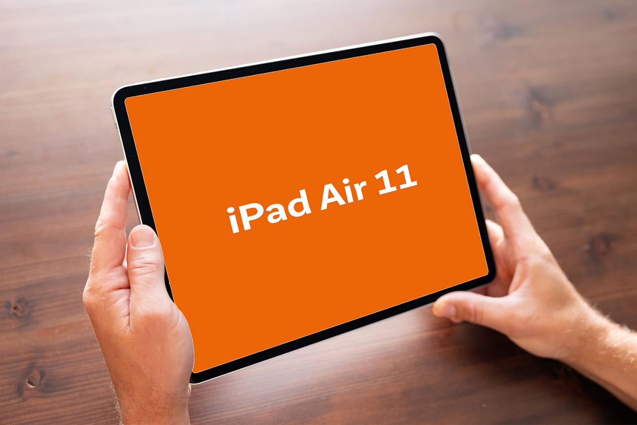 Es wird ein Tablet in den Händen gehalten