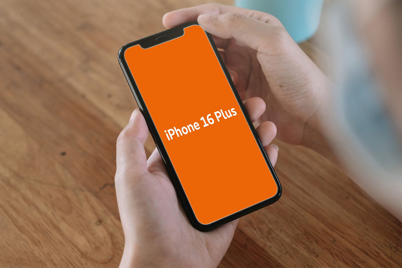 Es wird ein Smartphone in den Händen gehalten