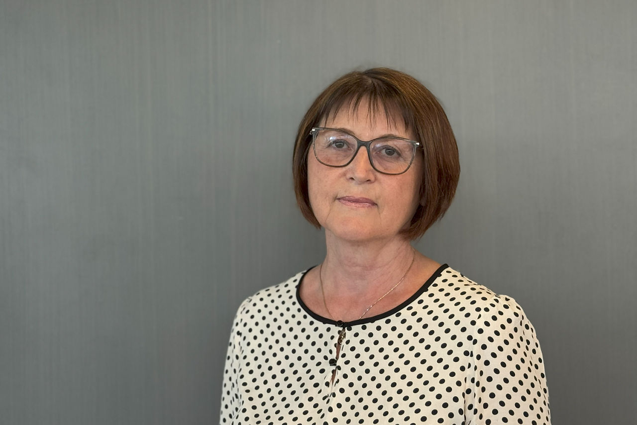 Frau mit gepunkteter Bluse