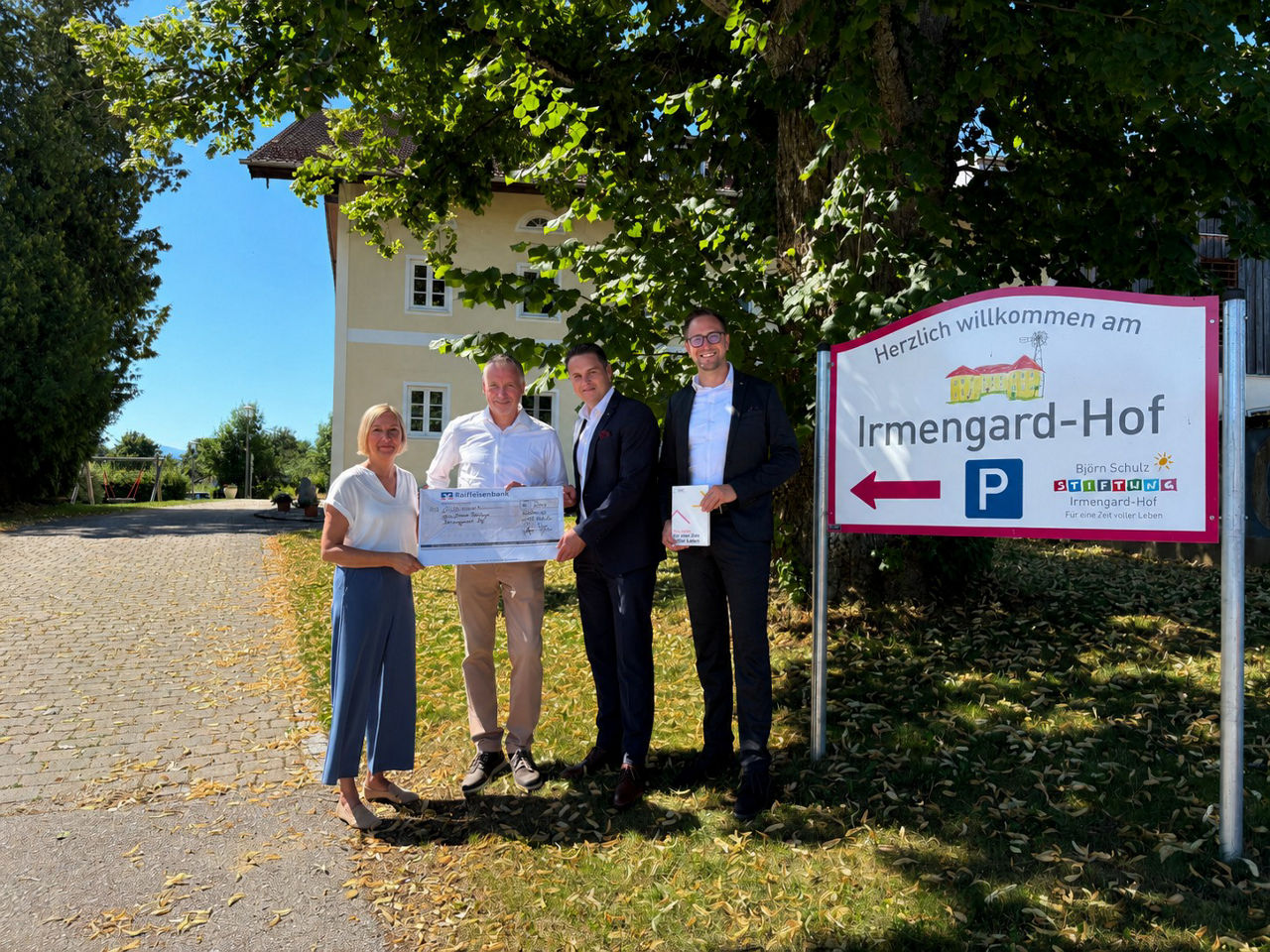 Foto (von links): Renate Zahnbrecher (Leiterin des Irmengard-Hofs), Thomas Wolff (Fundraising Irmengard-Hof), Stefan Schnelli