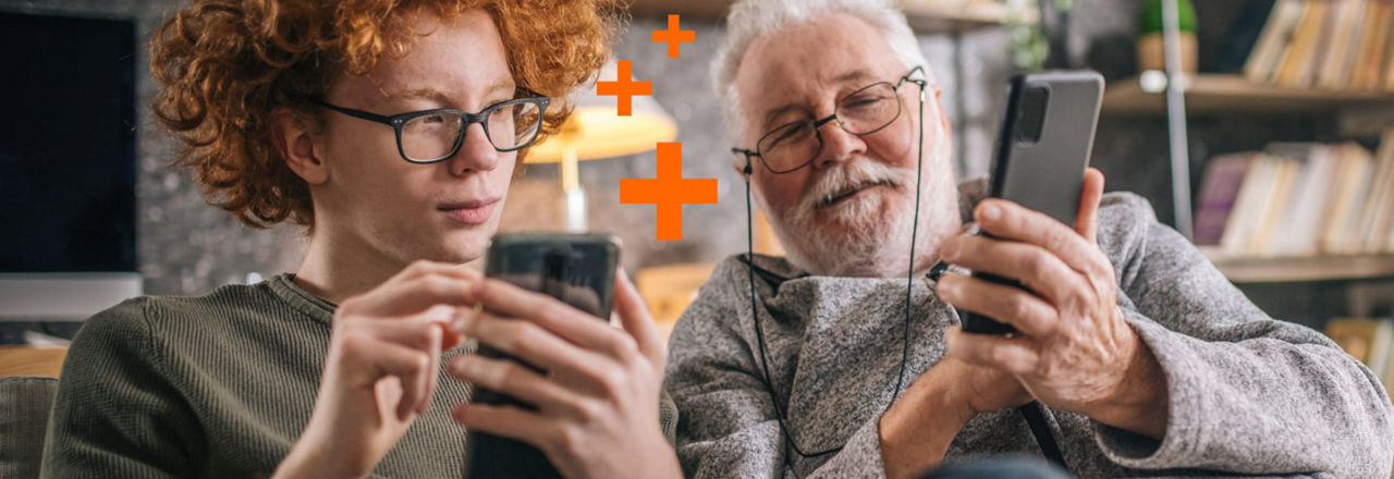 Ein älterer Mann und ein jüngerer Mann schauen gemeinsam mit ihren Smartphones nach dem passenden Girokonto.