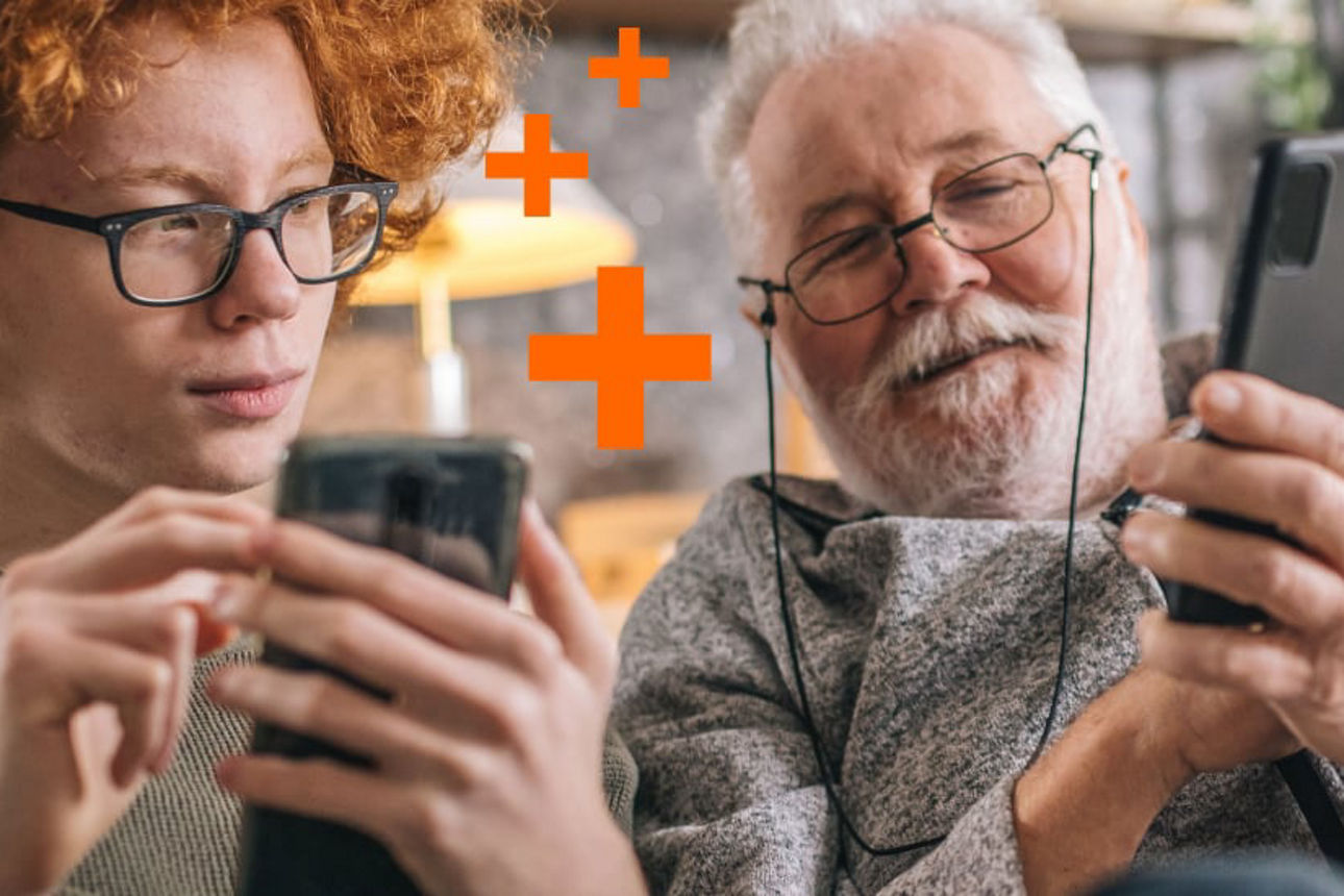 Ein älterer Mann und ein jüngerer Mann schauen gemeinsam mit ihren Smartphones nach dem passenden Girokonto.