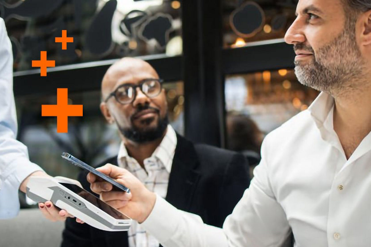 Mann zahlt bei einem Geschäftsessen