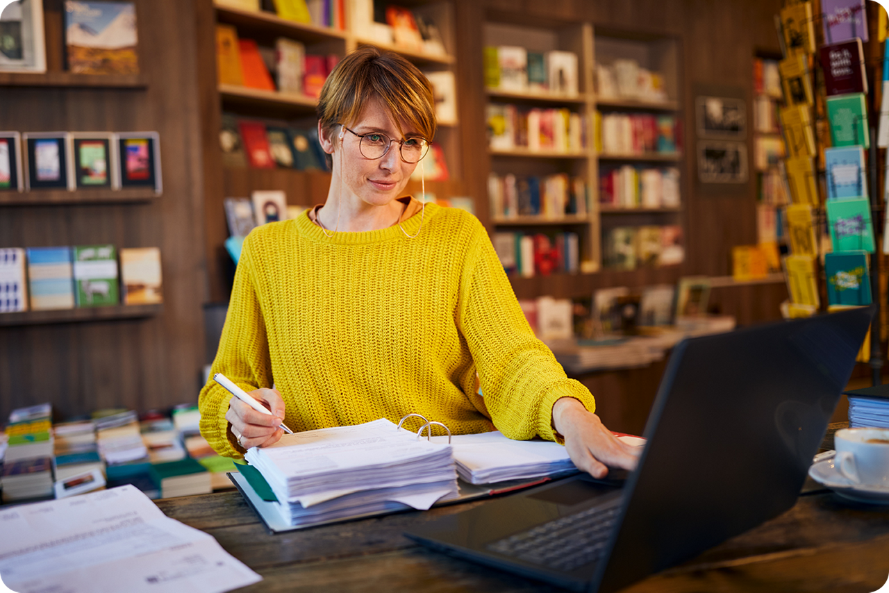 Eine Geschäftsfrau macht ihre Buchhaltung an einem Notebook