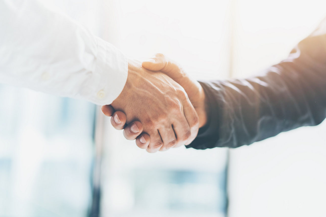 Hände zweier Männer beim Händeschütteln
