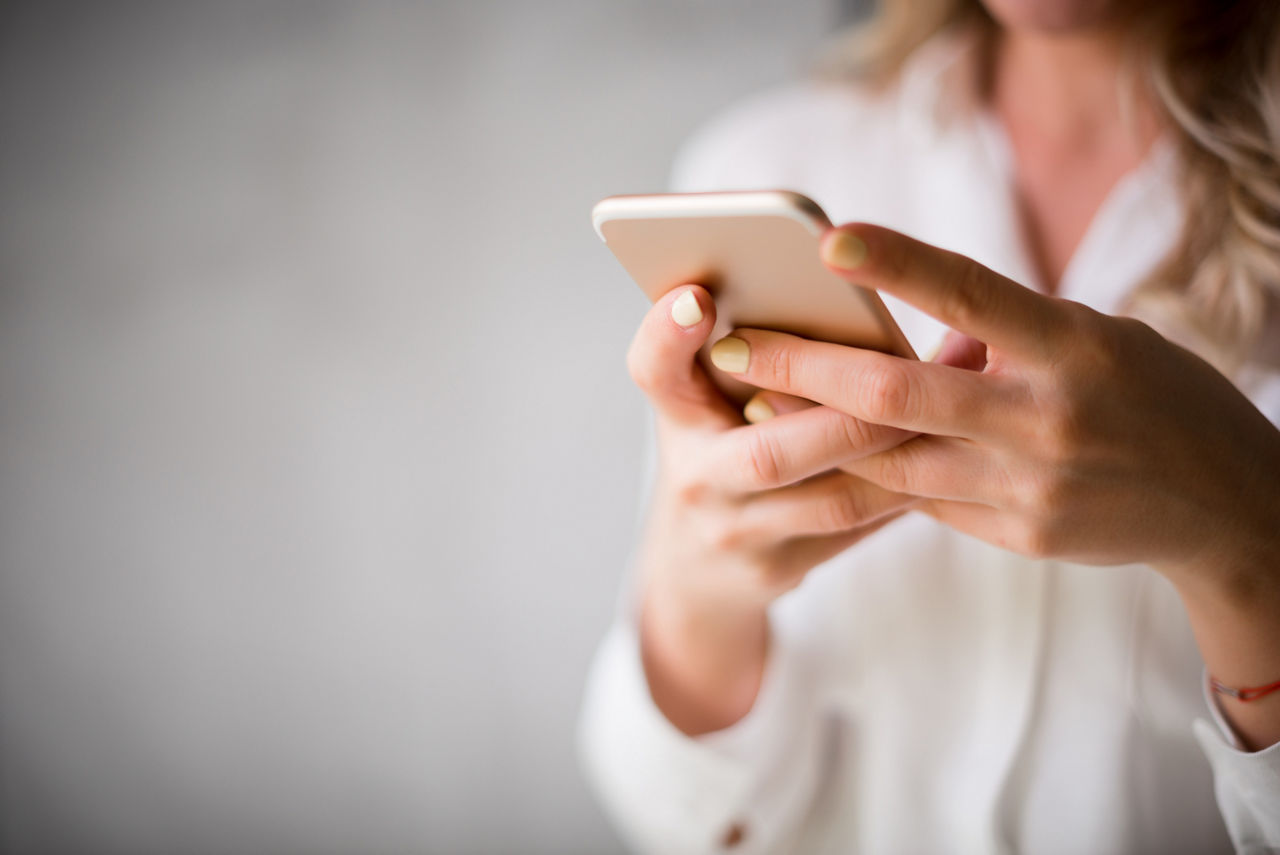 Eine Frau nutzt die Banking App am Handy