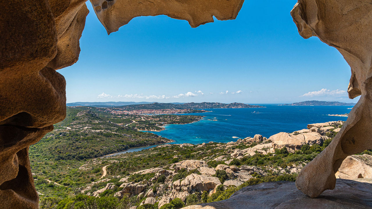 atemberaubende Aussicht von einer Felsennische mit Blick auf die herrliche Küstenlinie.