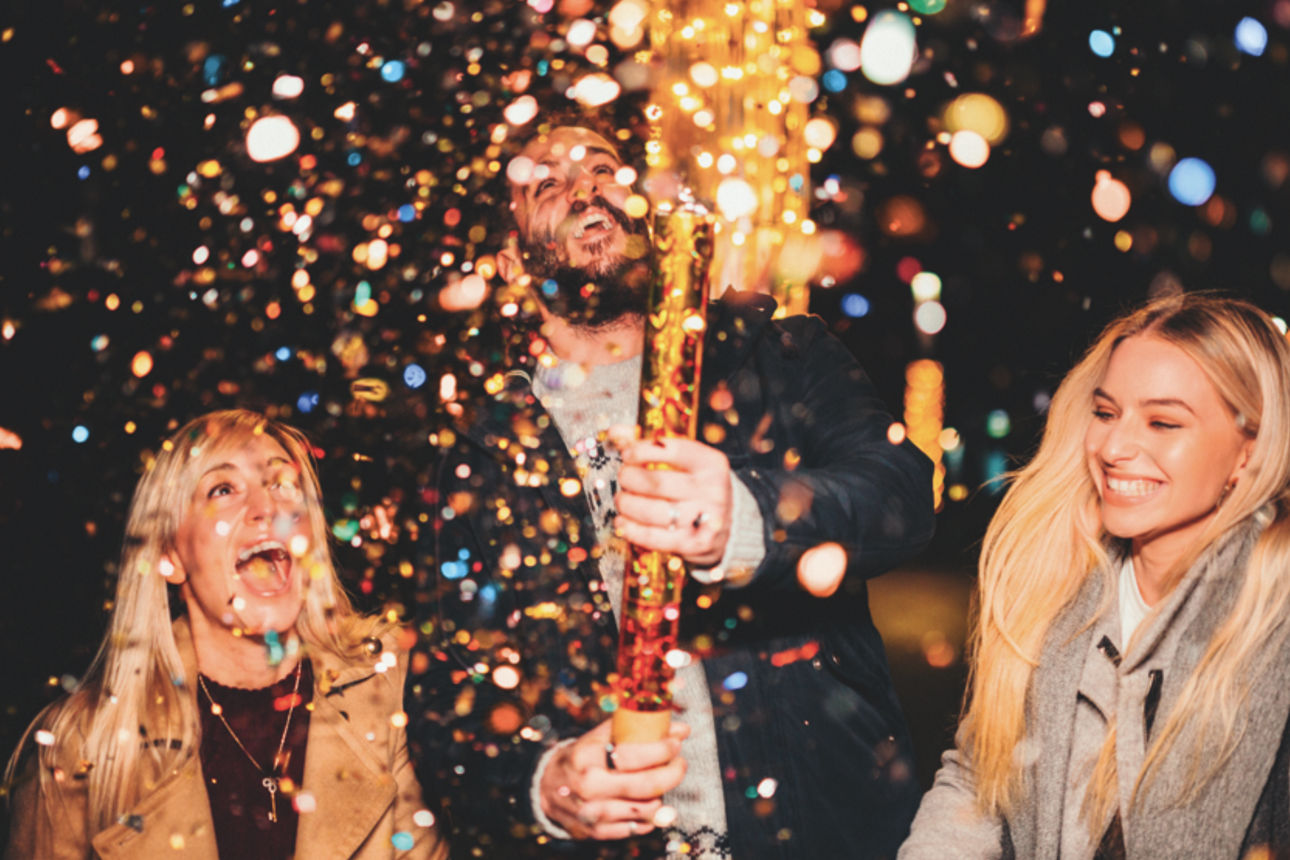 Gruppe mit Feuerwerk