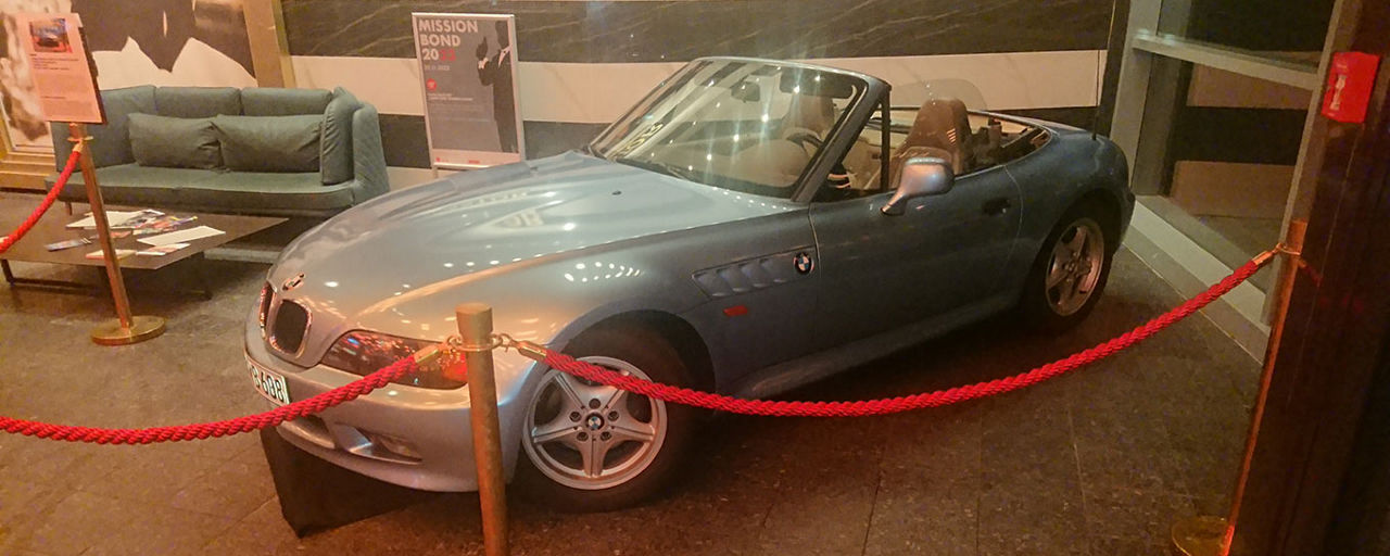 In der Ausstellung u. a. zu sehen: Der BMW Z3, der in "GoldenEye" als Bondcar zu sehen war. Foto: Chris Distin