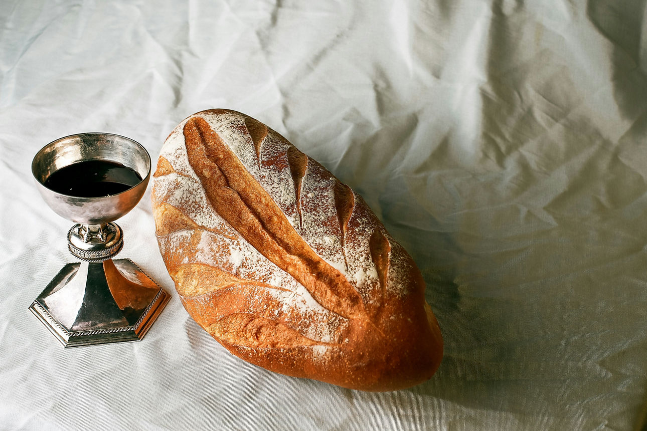 Kirchliches Abendmahl mit Wein und Brot