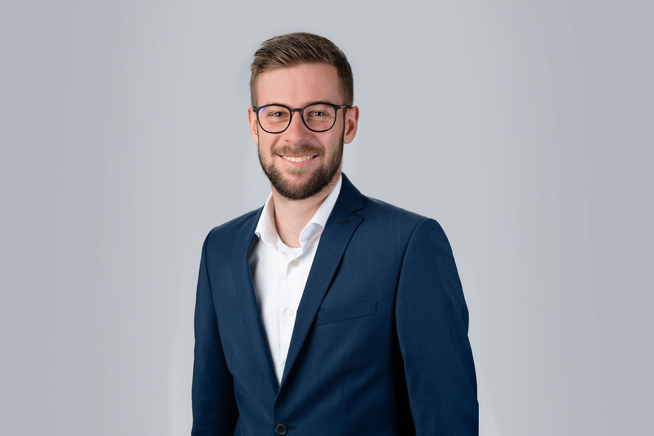 Auf dem Bild ist Jan-Niklas Uecker eBusiness-Berater der VR Bank Main-Kinzig-Buedingen zu sehen.