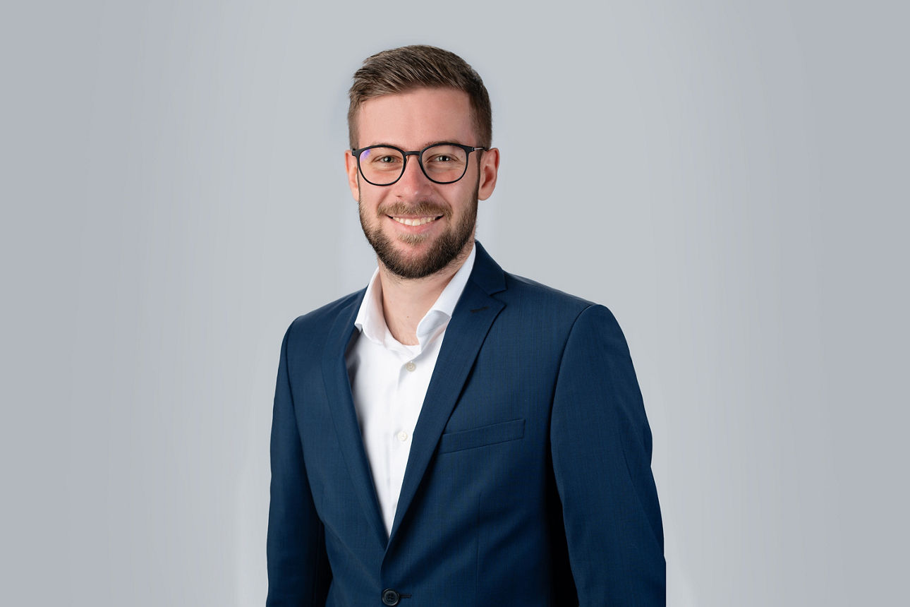 Auf dem Bild ist Jan-Niklas Uecker eBusiness-Berater der VR Bank Main-Kinzig-Buedingen zu sehen.