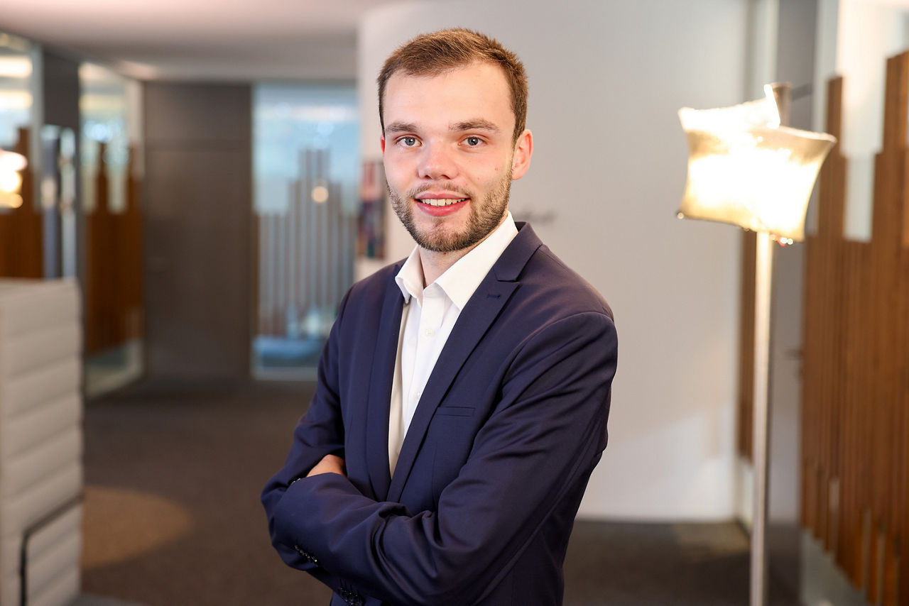 Ein Portrait von Janis Hattrup
