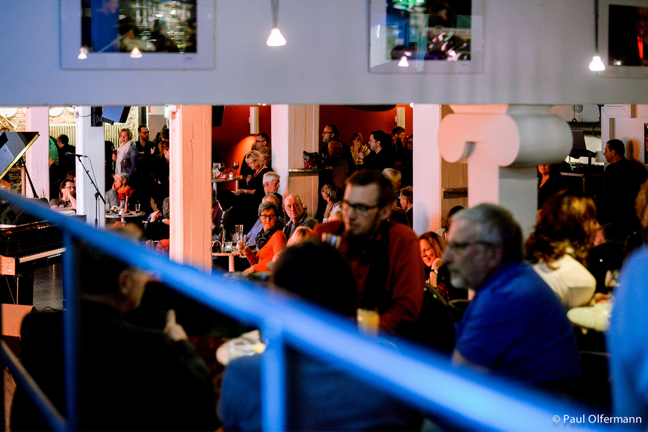 Blick auf die Zuschauerinnen und Zuschauer im Jazz Club Minden. Bild: Paul Olfermann