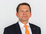 Uli Jelinski Vorstand der Bank in Anzug und Krawatte