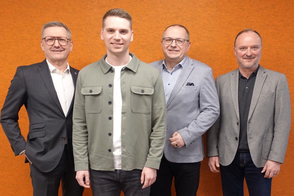 Jens Hammerschmidt (2.v.l.) mit den Vorständen Nobert Schug und Matthias Herpich sowie Prokurist Stefan Krautwurst (weitere von links)