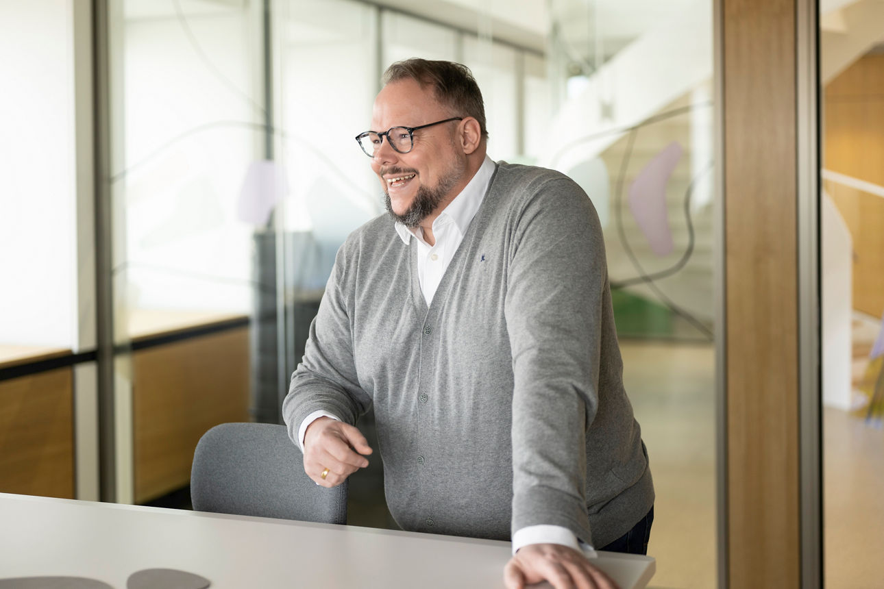 Bild von Joachim Fröhlich in dessen Büro